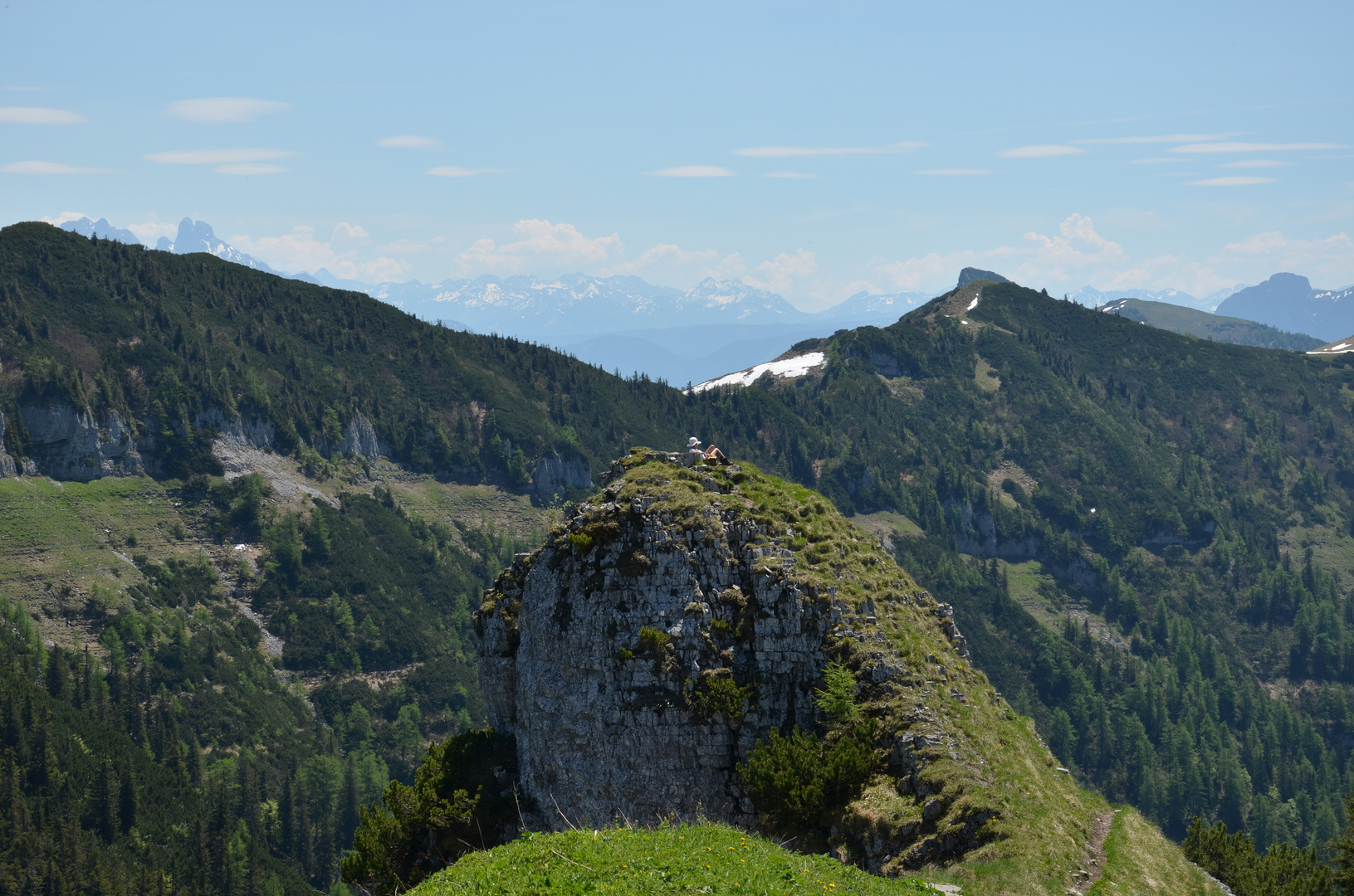 Frau auf Felsen