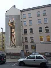 Frau auf Hausfassade