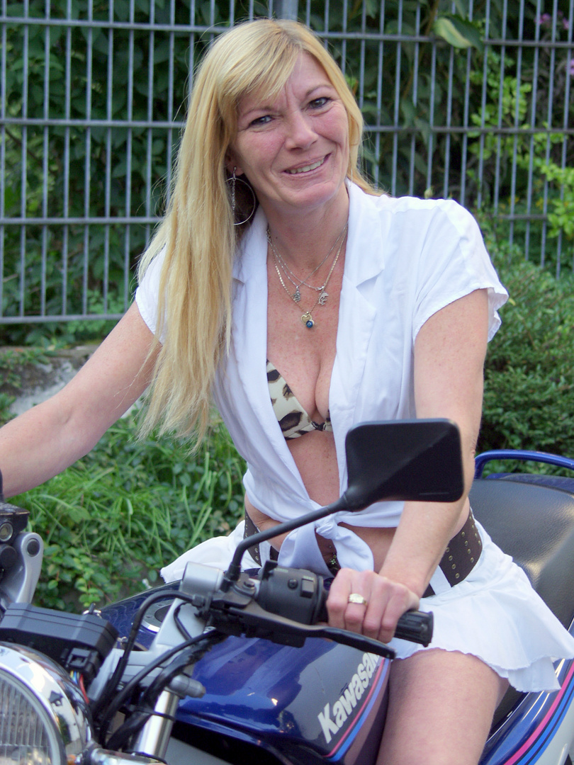 Frau auf Motorrad