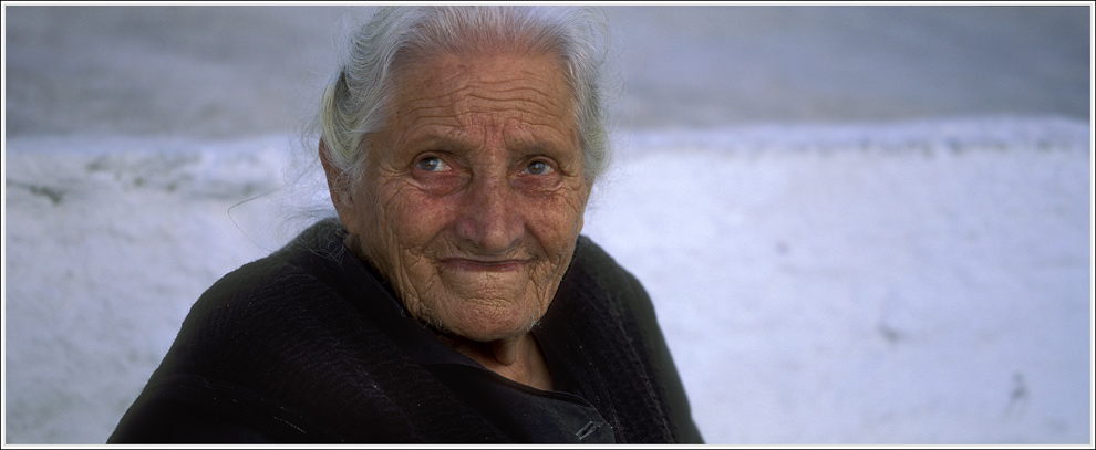 Frau aus Pirgos auf Santorini