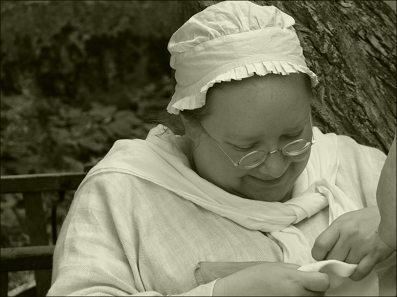 frau bei der handarbeit