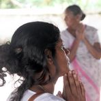 Frau betet Tempel Sri Lanka