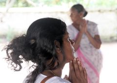 Frau betet Tempel Sri Lanka