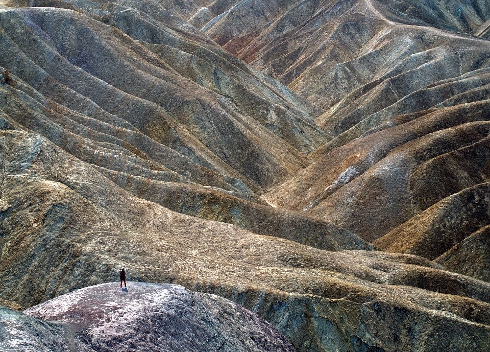 Frau betrachtet die grossartige Natur bei Death valley