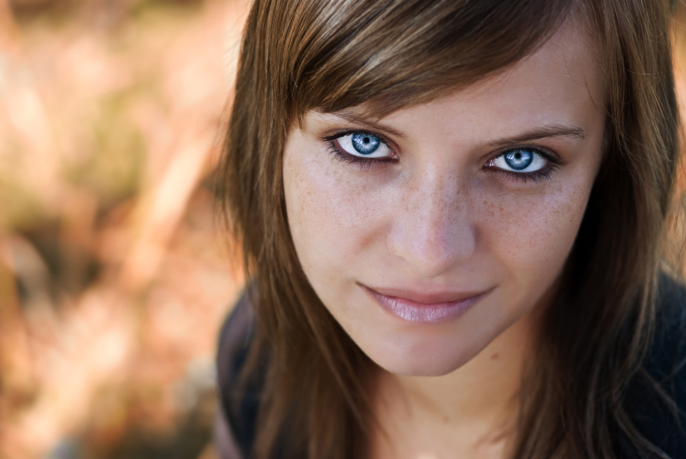 Frau  - blaue Augen - Brünett - Gesicht - Lächeln