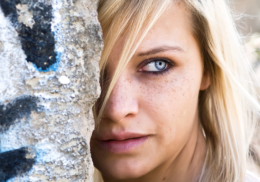 Frau - Blond - blaue Augen - Portrait