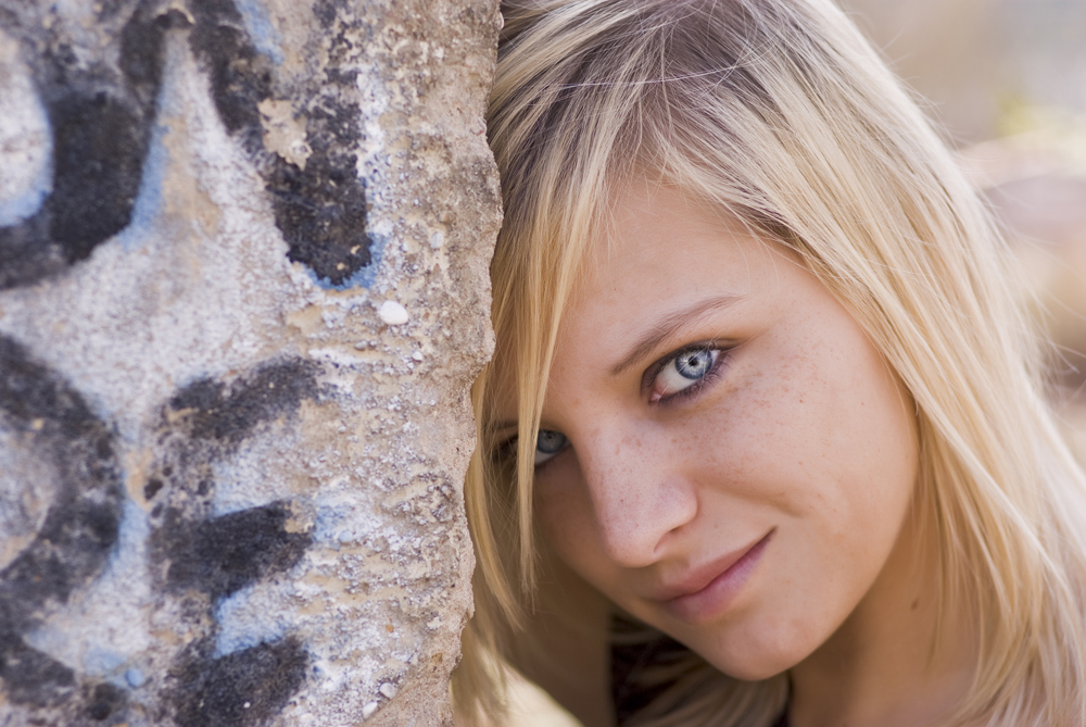 Frau - Blond - blaue Augen - Portrait - Lächeln