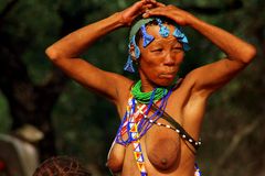 Frau der Bushmen in Namibia