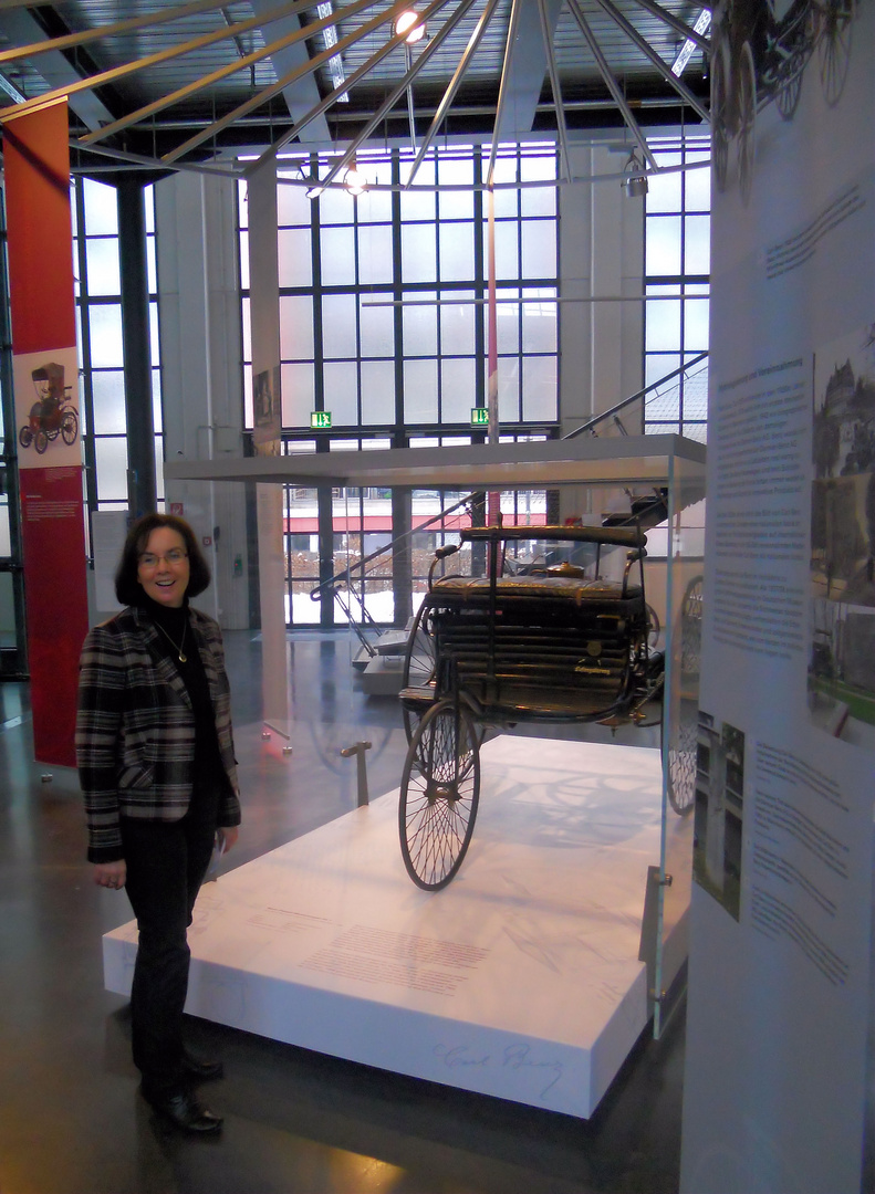 frau dr. bettina gundler. die - zurecht stolze - kuratorin der ausstellung