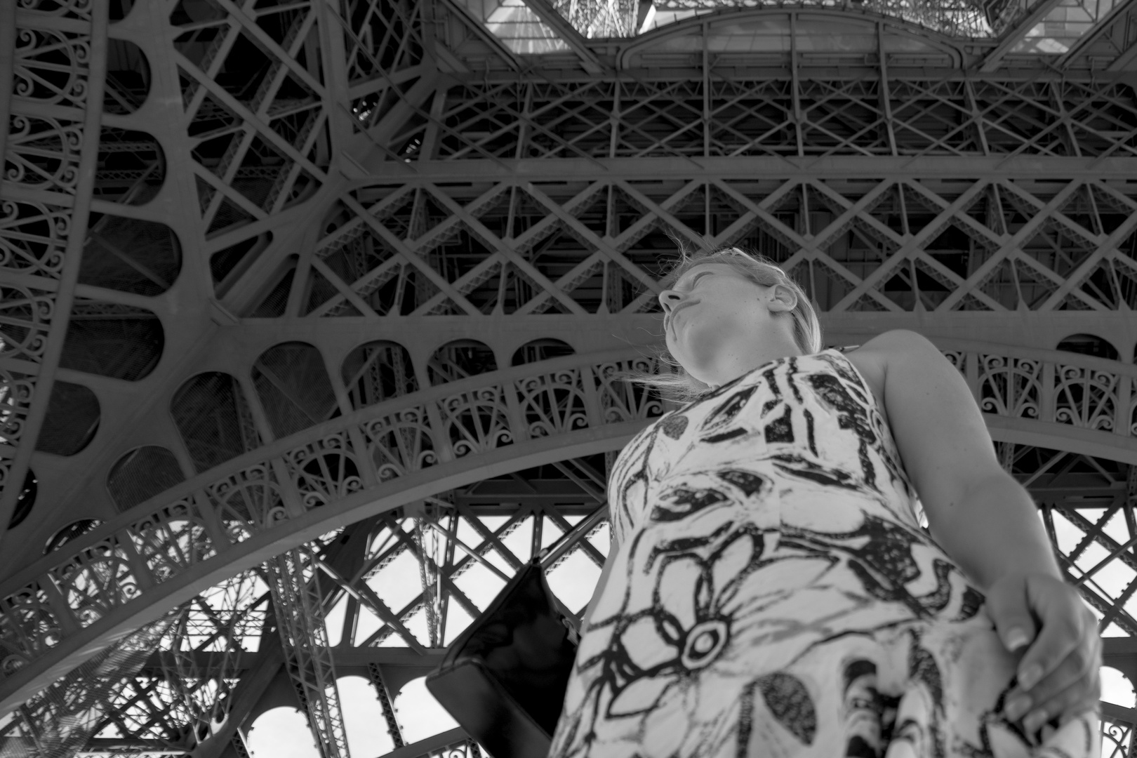 frau eifelturm paris_