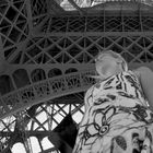 frau eifelturm paris_