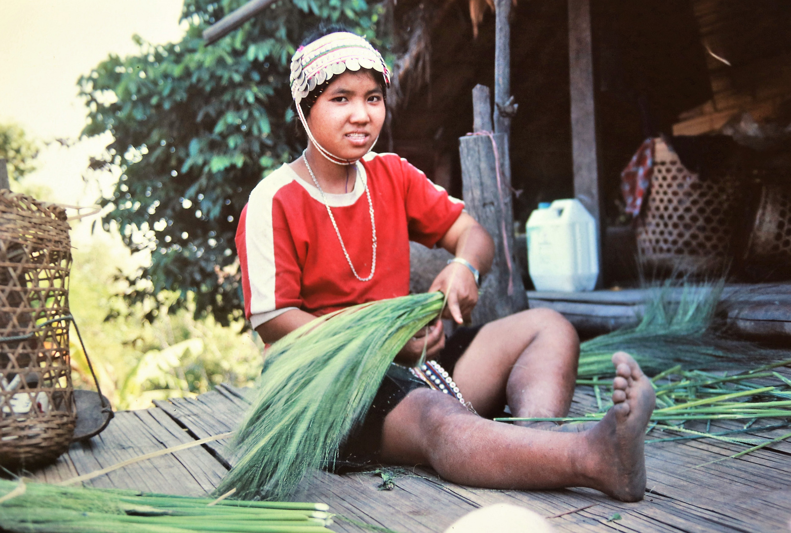 Frau Flechtarbeit Dorf Thailand vDia +9Fotos