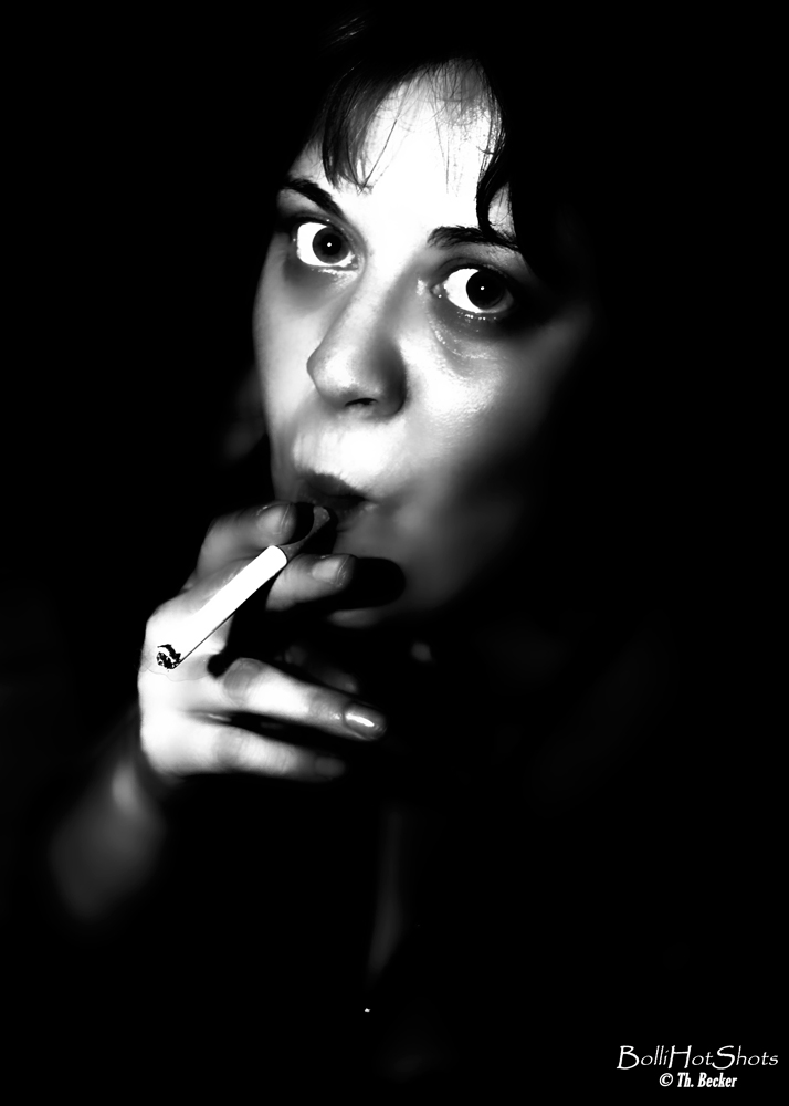Frau Geniesst Beim Rauchen In Schwarzweiss Foto Bild Portrait Portrait Frauen Indoor Bilder Auf Fotocommunity