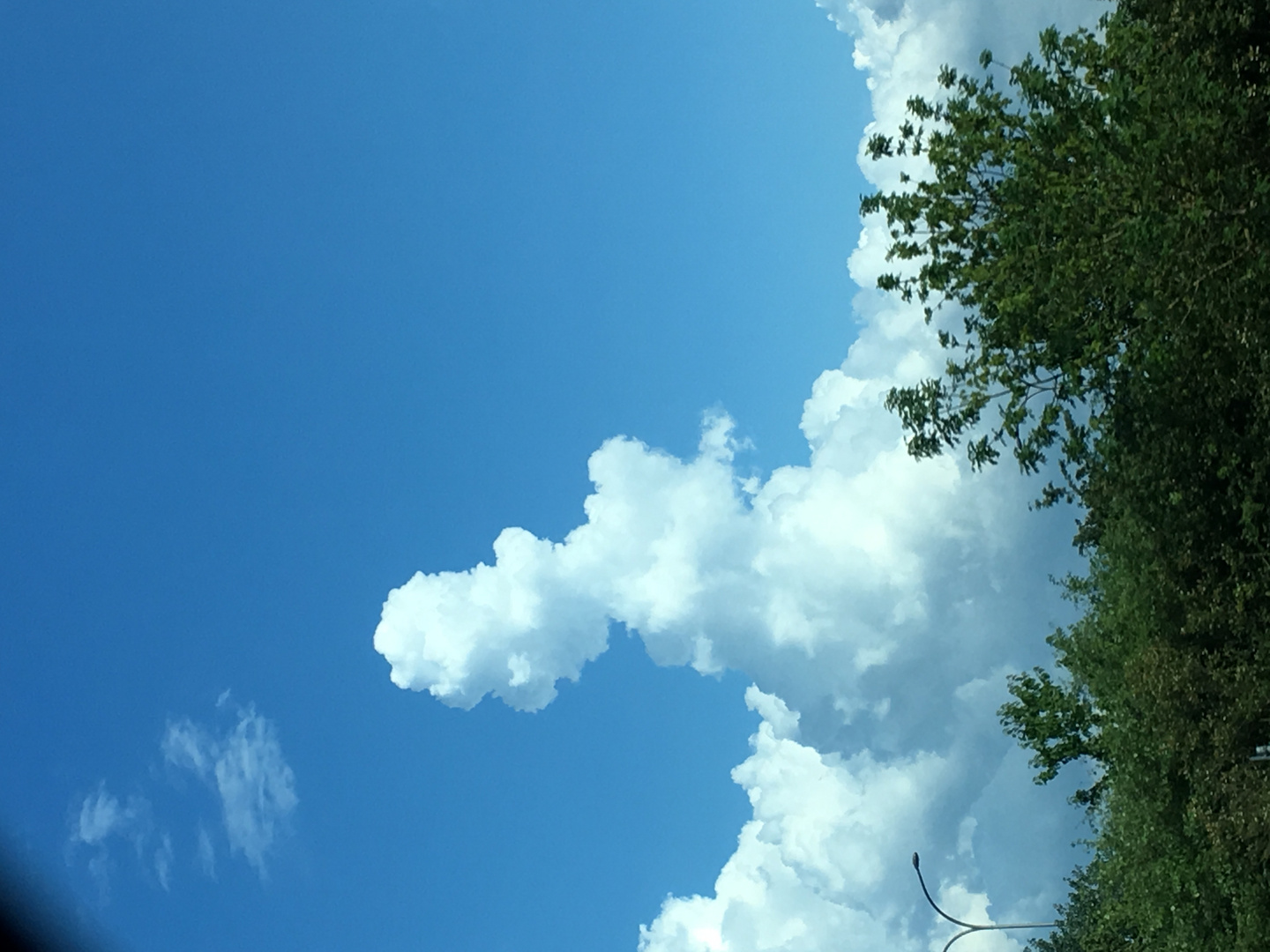 "Frau Holle" schwebt am blauen Himmel......