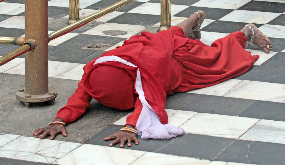 Frau im Brajreshwar Devi Tempel