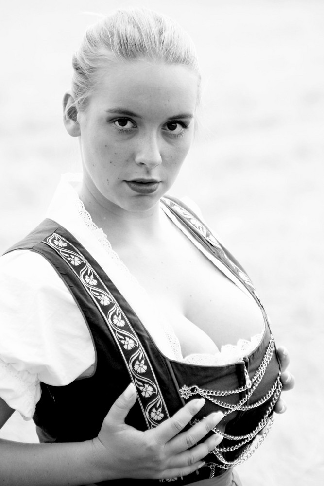 Frau im Dirndl II