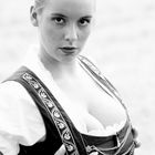 Frau im Dirndl II