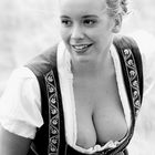 Frau im Dirndl III