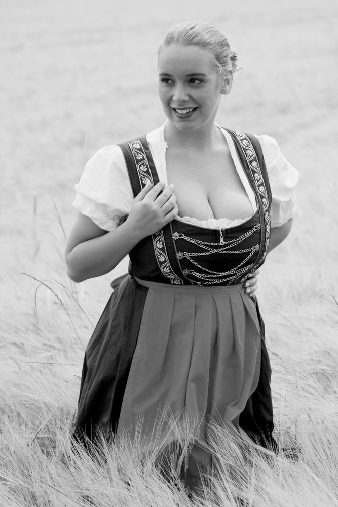 Frau im Dirndl IV