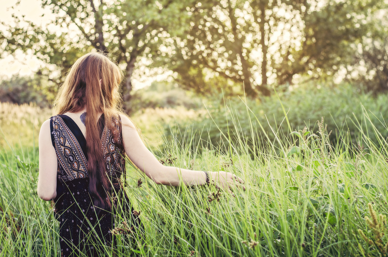 Frau im Gras