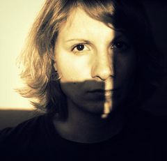 Frau im Halbschatten