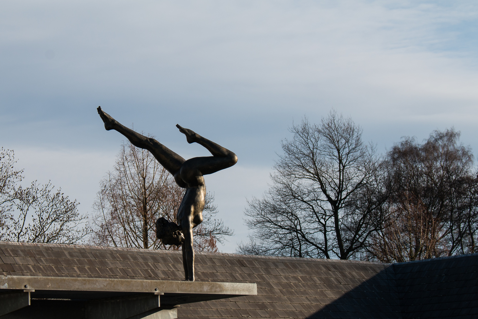 Frau im Handstand mit Beinschere