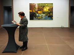 Frau im Museum