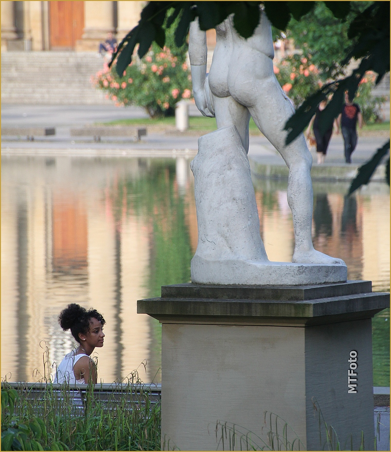 Frau im Park mit Statue ca-15-51-col