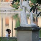 Frau im Park mit Statue ca-15-51-col