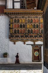 Frau im Paro-Dzong