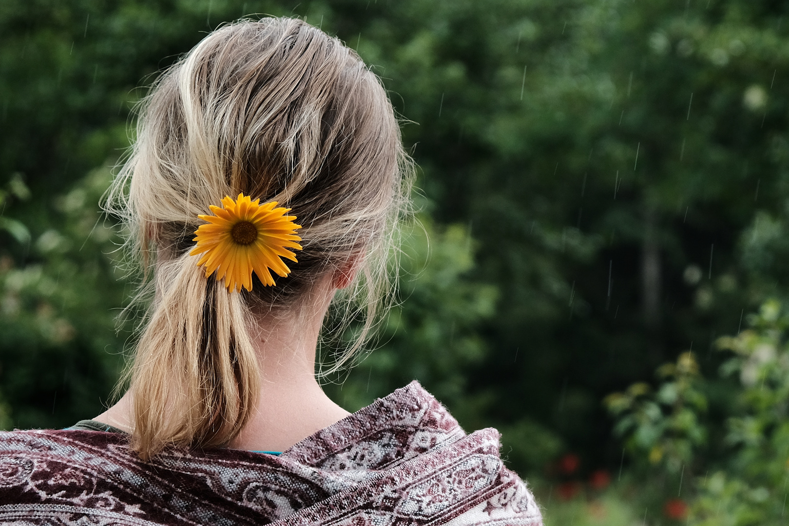 Frau im Sommerregen