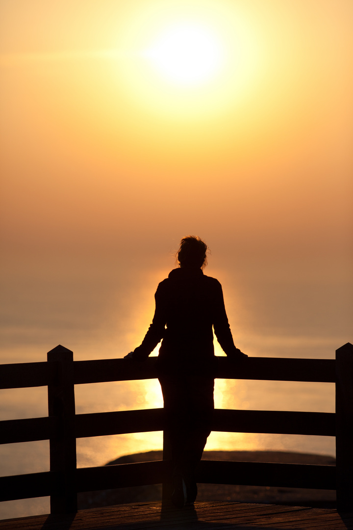 Frau im Sonnenuntergang