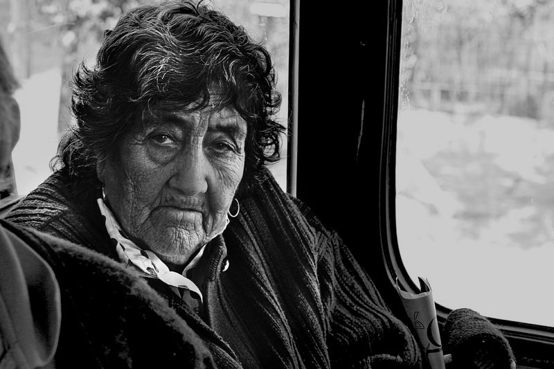 Frau im Stadtbus. Santiago, Chile.