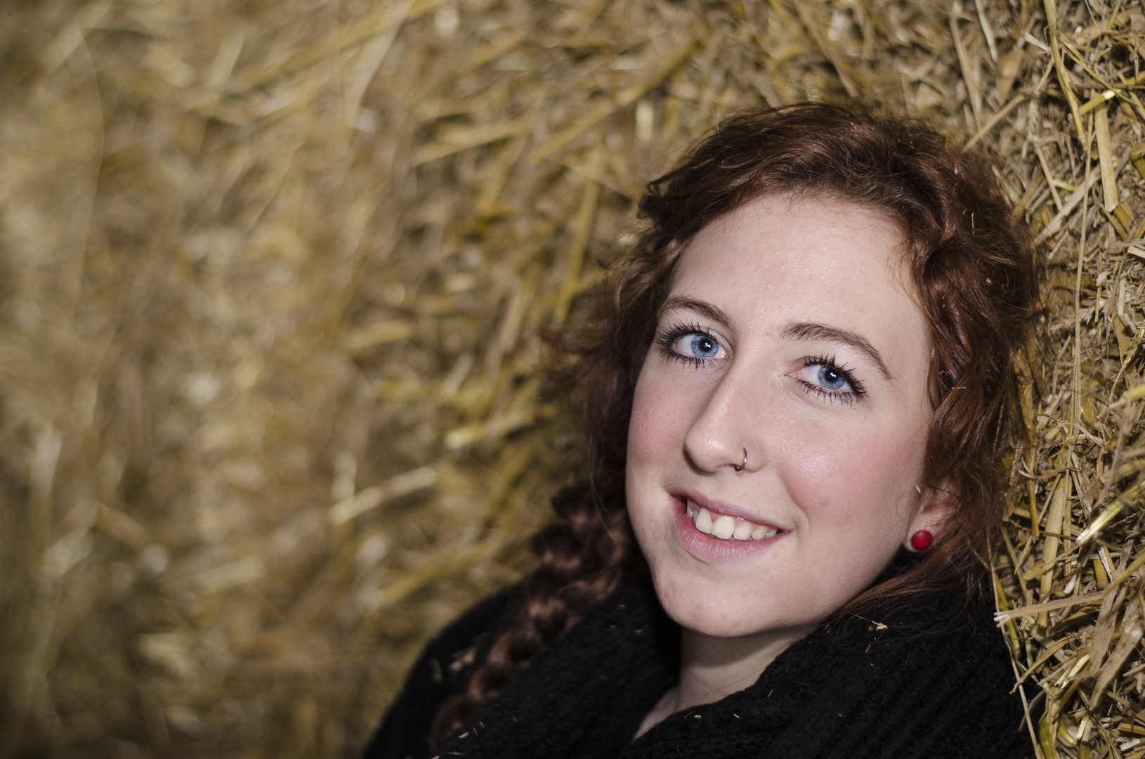 Frau Im Stroh Ii Foto Bild Portrait Portrait Frauen Indoor Bilder Auf Fotocommunity