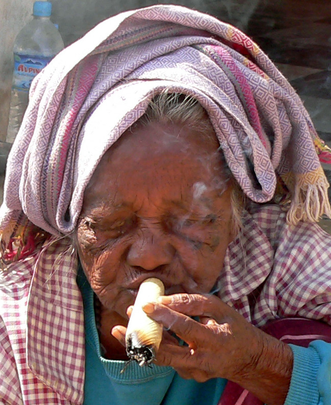 Frau im Tempel in Bagan, Myanmar