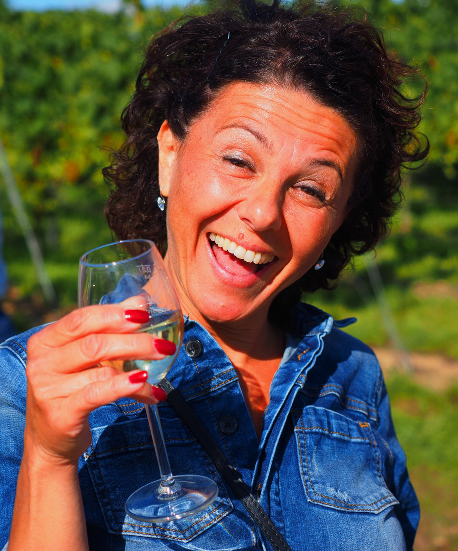 Frau im Weinberg, Portrait mit Weinglas