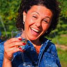 Frau im Weinberg, Portrait mit Weinglas