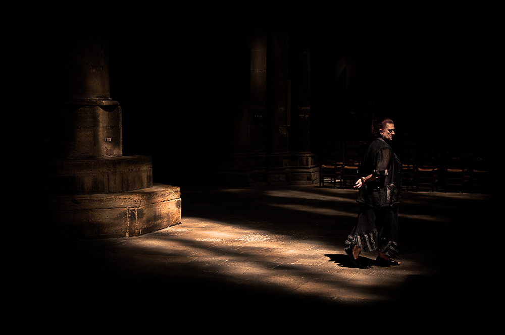 Frau in der Kathedrale Saint-Étienne (Metz)