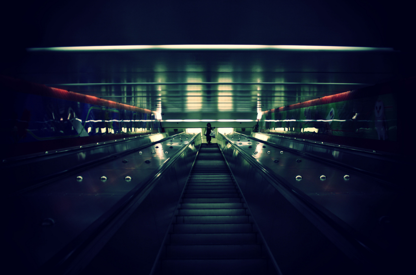 Frau in der U-Bahn Station