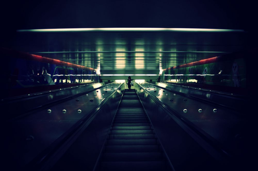 Frau in der U-Bahn Station by Timo Incognito