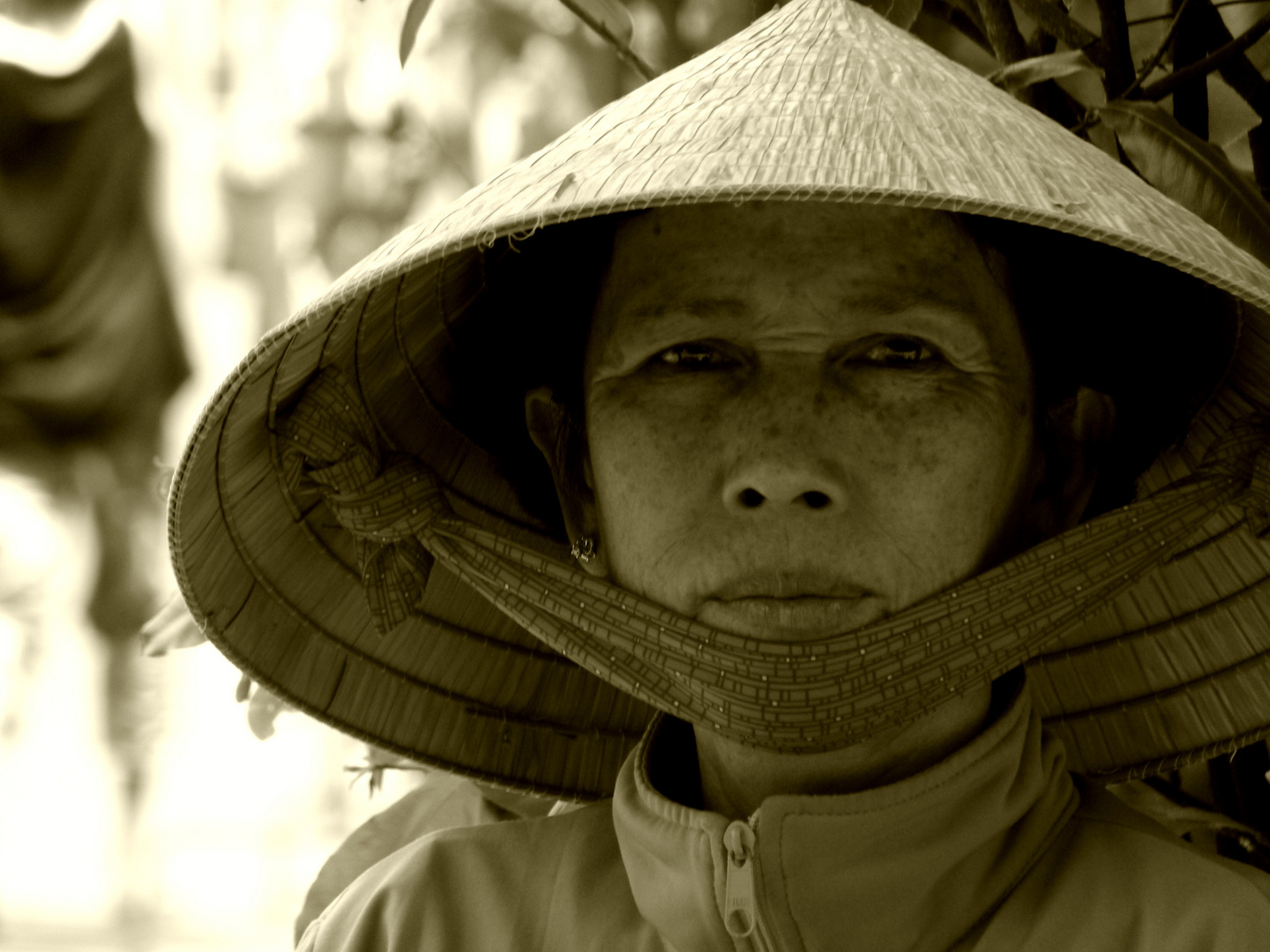 Frau in einer Stadt im Mekong Delta