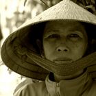 Frau in einer Stadt im Mekong Delta