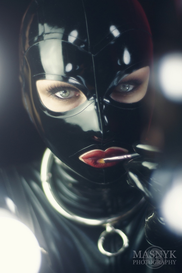 Frau in Latex Maske