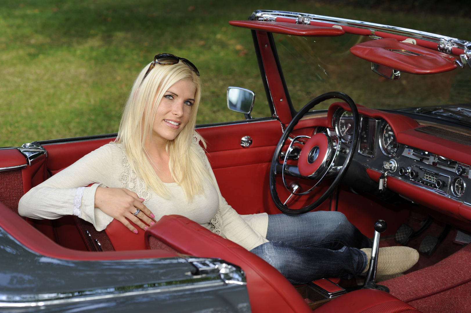 Frau in Mercedes Oldtimer