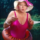 Frau in Rosa mit Schwimmring