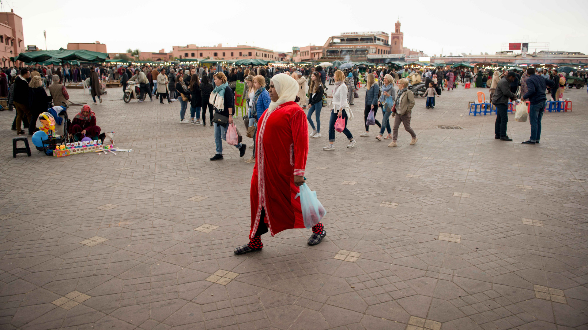 Frau in rot