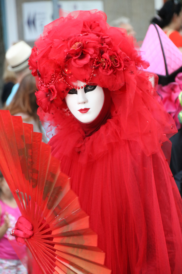 Frau in Rot Karneval Umzug K-45