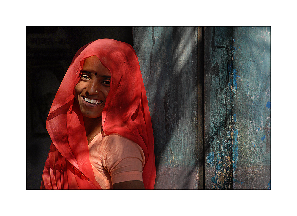 Frau in rotem Sari