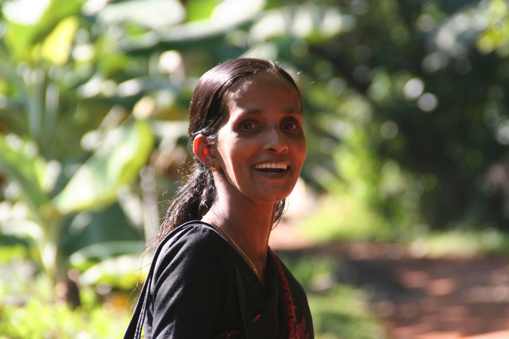 Frau in schwarz in Kerala, Indien