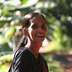 Frau in schwarz in Kerala, Indien